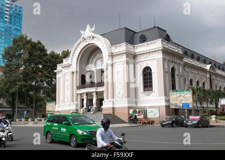 Teatro Comunale di Ho Chi Minh City, noto anche come Saigon Opera House, fu costruita dai francesi nel 1897. Il Vietnam. Foto Stock