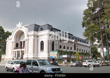 Teatro Comunale di Ho Chi Minh City, noto anche come Saigon Opera House, fu costruita dai francesi nel 1897. Il Vietnam. Foto Stock