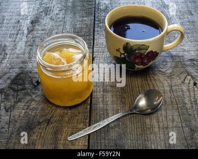 Ottobre 29, 2015 - Inceppamento in un vaso, un cucchiaio e una tazza di tè in legno sfondo di resistenza agli agenti atmosferici © Igor Goiovniov/ZUMA filo/Alamy Live News Foto Stock