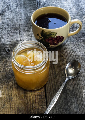 Ottobre 29, 2015 - Inceppamento in un vaso, un cucchiaio e una tazza di tè in legno sfondo di resistenza agli agenti atmosferici © Igor Goiovniov/ZUMA filo/Alamy Live News Foto Stock