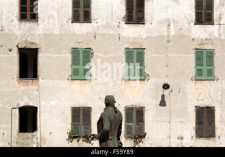 Statua di Pascal Paoli nella parte anteriore del vecchio edificio con finestre con persiane Foto Stock