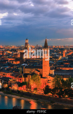 Chiesa di Santa Anastasia e Torre dei Lamberti al tramonto lungo il fiume Adige a Verona, Italia. Preso da piazzale castel san pie Foto Stock