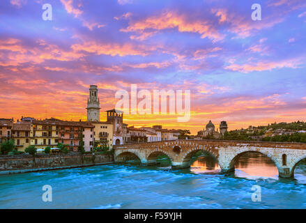 Ponte Pietra al tramonto sul fiume Adige a Verona, Italia Foto Stock