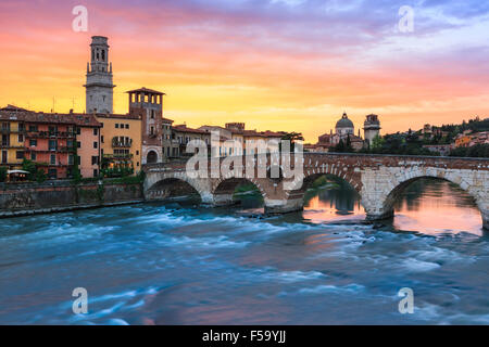 Ponte Pietra al tramonto sul fiume Adige a Verona, Italia Foto Stock