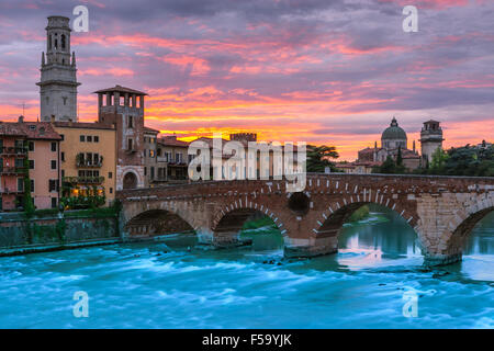 Ponte Pietra al tramonto sul fiume Adige a Verona, Italia Foto Stock