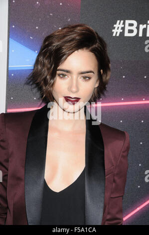 Beverly Hills, in California, Stati Uniti d'America. 30 ott 2015. L'attrice LILY COLLINS al 2015 Jaguar Land Rover British Academy Britannia Awards, Los Angeles Premiere detenute presso il Beverly Hilton Hotel. Credito: Paolo Fenton/ZUMA filo/Alamy Live News Foto Stock