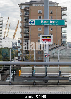 East India Dock Docklands Light Railway DLR station con il Millennium Dome in background Foto Stock