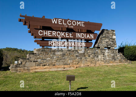 Cartello di benvenuto della riserva indiana Cherokee lungo la strada in North Carolina, Stati Uniti. Foto Stock