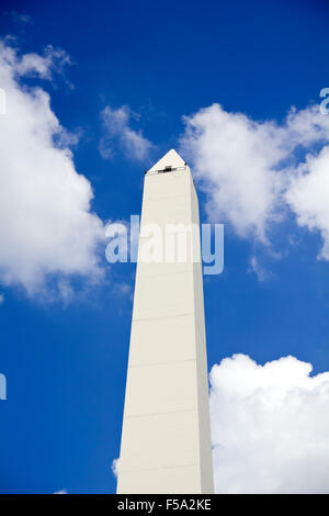 Obelisco. Avenida 9 de Julio è un ampio viale della città di Buenos Aires, Argentina. Il suo nome onora Argentina l'indipendenza Foto Stock