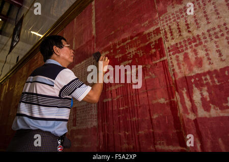 Yangon Yangon, Maynmar. 31 ott 2015. Un Sino-Burmese (o Cinese birmano) ripristinare le lettere cinesi sulla parete interna di un Hokkien tempio Cinese ben sapete come ''Hock Kheng Keong tempio'' in Latha Township, la Chinatown di Yangon, Myanmar, il 31 ottobre 2015.Il birmano cinesi sono il più piccolo Overseas Chinese nel sud-est asiatico, intorno al 3 per cento della popolazione del Myanmar che è 1. Credito: ZUMA Press, Inc./Alamy Live News Foto Stock