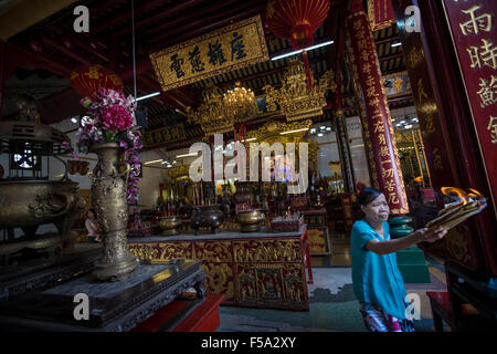 Yangon Yangon, Maynmar. 31 ott 2015. Una donna Sino-Burmese (o Cinese birmano) tiene un ardente preghiera carta come ella passano attraverso il Hokkien tempio Cinese ben sapete come ''Hock Kheng Keong tempio'' in Latha Township, la Chinatown di Yangon, Myanmar, il 31 ottobre 2015.Il birmano cinesi sono il più piccolo Overseas Chinese nel sud-est asiatico, intorno al 3 per cento della popolazione del Myanmar che è 1. Credito: ZUMA Press, Inc./Alamy Live News Foto Stock