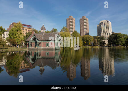 L'Harlem Meer è un piccolo specchio d'acqua situato all'estremità nord di Central Park, New York, Stati Uniti Foto Stock