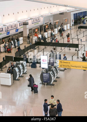 Biglietterie e Area Check In Jet Blue, terminale 5, John F. Kennedy International Airport di New York Foto Stock
