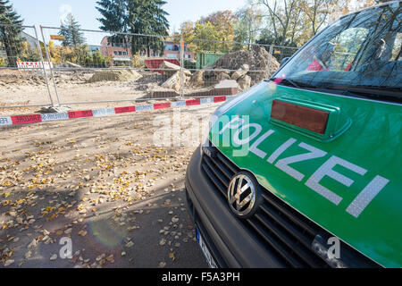 Regensburg, Germania. Il 31 ottobre, 2015. Un veicolo di polizia è parcheggiata vicino a un sito di costruzione a Regensburg, in Germania il 31 ottobre 2015. Un 250-chilogrammo bomba aerea dalla Seconda Guerra Mondiale è stata scoperta durante i lavori di costruzione in prossimità di un ospedale. Circa 5.300 persone sono colpite da evacuazione - anche l'ospedale deve essere completamente liberato fino a quando la bomba è disinnescato domenica 01 novembre. Credito: dpa picture alliance/Alamy Live News Foto Stock
