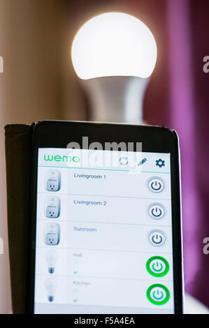 Wemo lampadina a LED che fornisce automazione domestica ed è controllata da un app per smartphone su internet e Wifi Foto Stock