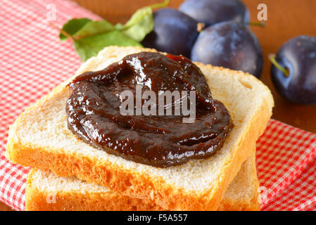 Fette di pane bianco con marmellata di prugne Foto Stock