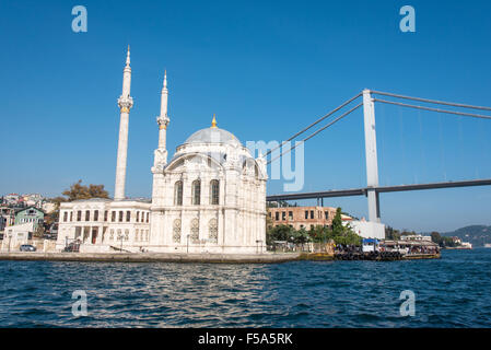 Il primo ponte sul Bosforo e la Moschea Ortakoy ad Istanbul in Turchia Foto Stock