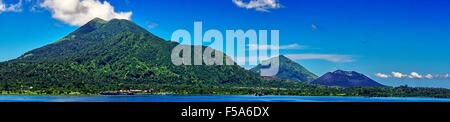 Rabaul PNG Papua Nuova Guinea Mount Tavurvur vulcano attivo Panoramic Foto Stock