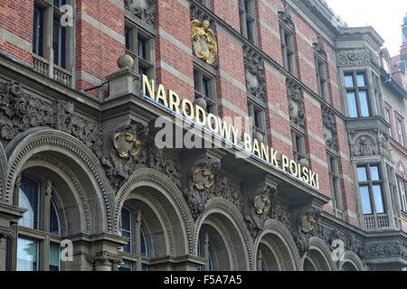 Gdansk, Polonia 31st, Ott. 2015 il tasso di imposta sul patrimonio della banca, essendo considerato dalla Legge e Giustizia party (PI), potrebbe variare a seconda del tipo di risorsa. PiS, che ha vinto la domenica di elezione polacca, ha detto che voleva di tassare le banche beni al 0,39 per cento a partire dal 2016. Nella foto: nazionale polacca Bank (Narodowy Banko Polski - il parametro NBP) il logo Credito: Michal Fludra/Alamy Live News Foto Stock