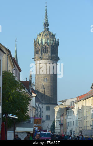 Lutherstadt Wittenberg, Germania. 31 ott 2015. Tutti i Santi la Chiesa può essere visto in Lutherstadt Wittenberg, Germania, 31 ottobre 2015. La riformazione Festival in Wittenberg ricorda Martin Lutero di pubblicazione della sua tesi il 31 ottobre 1517. Foto: PETER ENDIG/dpa/Alamy Live News Foto Stock