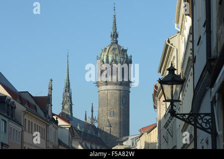 Lutherstadt Wittenberg, Germania. 31 ott 2015. Tutti i Santi la Chiesa può essere visto in Lutherstadt Wittenberg, Germania, 31 ottobre 2015. La riformazione Festival in Wittenberg ricorda Martin Lutero di pubblicazione della sua tesi il 31 ottobre 1517. Foto: PETER ENDIG/dpa/Alamy Live News Foto Stock