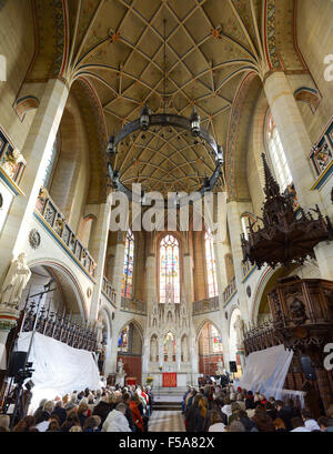 Lutherstadt Wittenberg, Germania. 31 ott 2015. I visitatori giungono alla riforma servizio nella Chiesa del Paese a Lutherstadt Wittenberg, Germania, 31 ottobre 2015. La riformazione Festival in Wittenberg ricorda Martin Lutero di pubblicazione della sua tesi il 31 ottobre 1517. Foto: PETER ENDIG/dpa/Alamy Live News Foto Stock