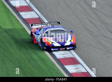 Shanghai, Repubblica Popolare Cinese. Il 31 ottobre, 2015. N - 72 SMP RACING la Russia. Ferrari F458 Italia. Pneumatici Michelin, driver VICTOR SHAYTAR (RUS), Andrea Bertolini (ITA) e ALEKSEY BASOV (RUS). Durante le qualifiche - LMGTE Pro e LMGTE Am a Shanghai International Circuit. Credito: Marcio Machado/ZUMA filo/Alamy Live News Foto Stock