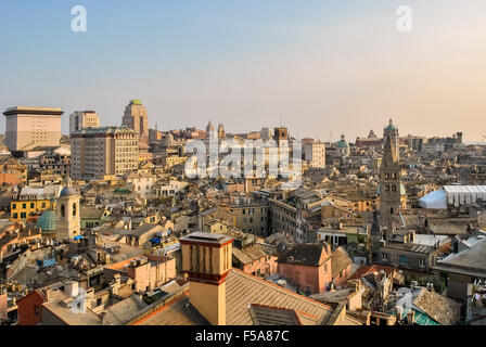 Vista aerea del centro storico di Genova durante il tramonto Foto Stock