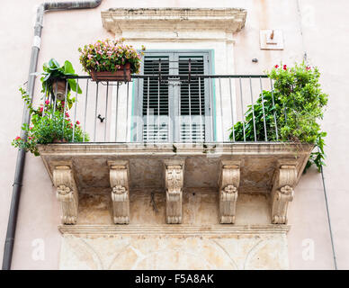 Balcone con decorazioni barocche in una casa di Noto (Sicilia) Foto Stock