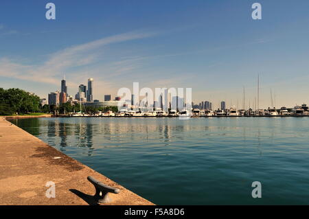 Chicago, Illinois, Stati Uniti. L'acqua del lago Michigan nel porto di Burnham offre un primo piano per una parte dello skyline della città. Foto Stock