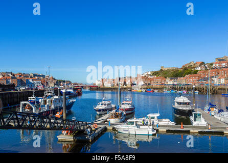 Barche ormeggiate sul fiume Esk a Whitby, North Yorkshire, Inghilterra, Regno Unito Foto Stock