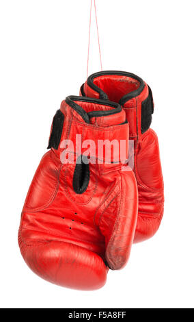 Red guantoni da pugilato su bianco Foto Stock