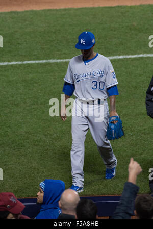 New York, NY, STATI UNITI D'AMERICA. 30 ott 2015. Kansas City Royals a partire lanciatore YORDANO VENTURA (30) è rilevata nel quarto inning di gioco 3 del 2015 World Series, Citi Field, Venerdì, Ottobre 30, 2015. Bryan R. Smith per il New York Daily News © Bryan Smith/ZUMA filo/Alamy Live News Foto Stock