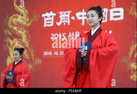 Seoul, Corea del Sud. 31 ott 2015. Gli attori cinesi eseguire durante il terzo Cina evento della durata di un giorno nella città di Seoul, capitale della Corea del Sud, il 31 ottobre 2015. I cittadini di Seoul Sabato goduto di cinese tradizionale Spettacoli folk presso il centro cittadino di Seoul nel celebrare il terzo giorno Cina evento tenutosi qui. Alcune prestazioni di dodici gruppi e 41 organizzazioni provenienti da questi due paesi hanno partecipato a questo evento. Credito: Yao Qilin/Xinhua/Alamy Live News Foto Stock