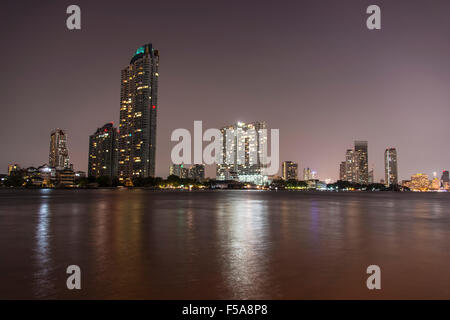 Il fiume Chao Phraya e sullo skyline di notte, Bangkok, Thailandia Foto Stock