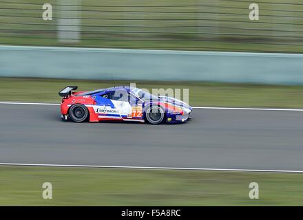 Shanghai, Repubblica Popolare Cinese. Il 31 ottobre, 2015. N - 72 SMP RACING la Russia. Ferrari F458 Italia. Pneumatici Michelin, driver VICTOR SHAYTAR (RUS), Andrea Bertolini (ITA) e ALEKSEY BASOV (RUS). Durante le qualifiche - LMGTE Pro e LMGTE Am a Shanghai International Circuit. Credito: Marcio Machado/ZUMA filo/Alamy Live News Foto Stock