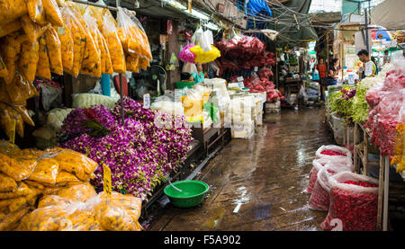 Fioraio nella sala vendita, Yodpiman Flower Market, Bangkok, Thailandia Foto Stock
