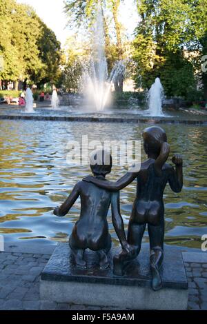 Nuotatore subacqueo bambini statua monumento parco di Oslo Foto Stock