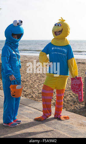 Bournemouth Dorset, Regno Unito. Il 31 ottobre 2015. Un tentativo è in corso per costruire un miglio di 10 pence pezzi tra Bournemouth e Boscombe pontili. La manifestazione dal titolo Halloween Miglio d'argento, viene in aiuto dell'AOK zaino appello, che fornisce zaini di emergenza di elementi essenziali per nuovi senzatetto identificato da agenzie professionali. Qualcuno ha calcolato che un miglio è apparentemente 1609344 millimetri, un dieci pence pezzo è 24 millimetri attraverso, assumendo così un esatto perfettamente rettilineo di miglio e senza lacune 67056 monete sono necessarie, vale la pena di £ 6705.60 - Barclays personale supporto dell'evento. Foto Stock