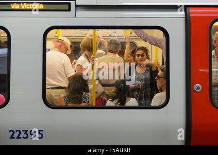 Tubo affollato treno di trasporto sulla metropolitana di Londra, Londra, Regno Unito. Foto Stock