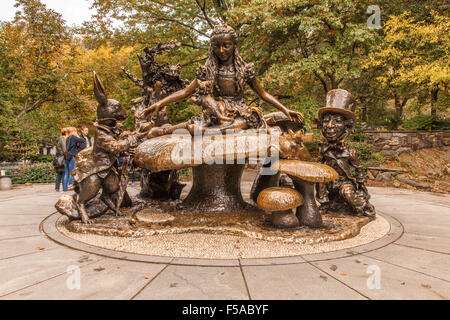 Alice nel paese delle meraviglie della statua di Jose de Creeft, Central Park, Manhattan, New York City, Stati Uniti d'America. Foto Stock