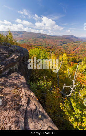 Picco di colori autunnali su Belleayre Mountain e valli sottostanti visto da una battuta sulla collina Monka nelle Catskills Mountains Montagna di upstate Foto Stock