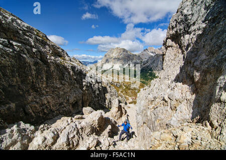 Trekker in un gulley voce presso il Rifugio Nuvolau, Dolomiti, Italia Foto Stock