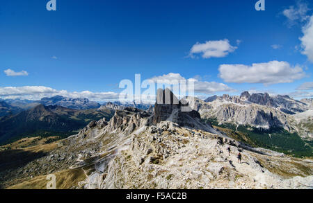 Trekking dal Nuvolau, Dolomiti, Italia Foto Stock