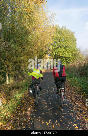 Washington, Regno Unito. Il 31 ottobre 2015. I ciclisti su un ciclo nazionale rete 20 anni di anniversario che corre lungo la C2C percorso da Beamish a Washington, NE Inghilterra, godersi il sole autunnale e fogliame color. Credito: Washington Imaging/Alamy Live News Foto Stock