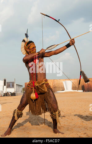 Un arciere Pataxo prende la mira. Internazionale giochi indigeni del Brasile. Il 29 ottobre 2015 Foto Stock