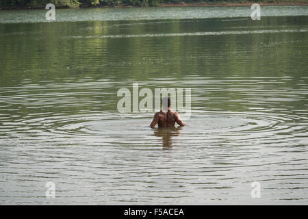 Palmas, Brasile. Il 30 ottobre, 2015. Un concorrente prende un warm-up nuotata prima di uomini della gara di nuoto a livello internazionale giochi indigeni, nella città di Palmas, stato di Tocantins, Brasile. Credit: Sue Cunningham/fotografica Alamy Live News Foto Stock