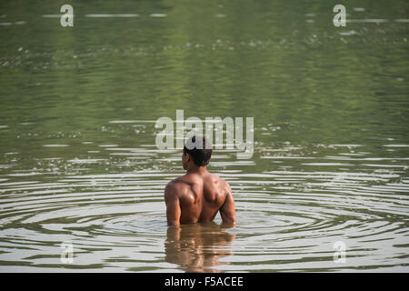 Palmas, Brasile. Il 30 ottobre, 2015. Un concorrente acclimatises in acqua prima che gli uomini della gara di nuoto a livello internazionale giochi indigeni, nella città di Palmas, stato di Tocantins, Brasile. Credit: Sue Cunningham/fotografica Alamy Live News Foto Stock