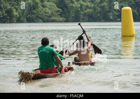 Palmas, Brasile. Il 30 ottobre, 2015. Il messicano del team di chiudere in su un altro canoe come essi vicino alla boa segnaletica durante l'evento di canottaggio a livello internazionale giochi indigeni, nella città di Palmas, stato di Tocantins, Brasile. Credit: Sue Cunningham/fotografica Alamy Live News Foto Stock