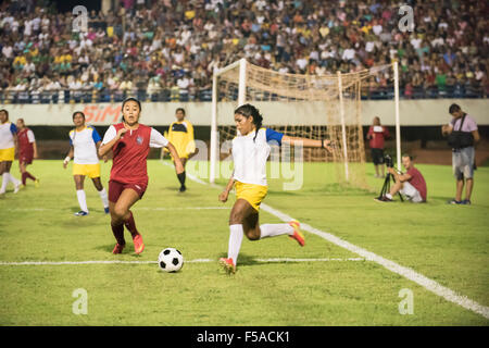 Palmas, Brasile. Il 30 ottobre, 2015. Due donne competono per la sfera durante la finale di calcio femminile tra la locale tribù Xerente e il Native American team dagli USA a livello internazionale giochi indigeni nella città di Palmas, stato di Tocantins, Brasile. Gli Stati Uniti ha vinto su una penalità shoot-out dopo un 0-0 corrispondono. Credit: Sue Cunningham/fotografica Alamy Live News Foto Stock